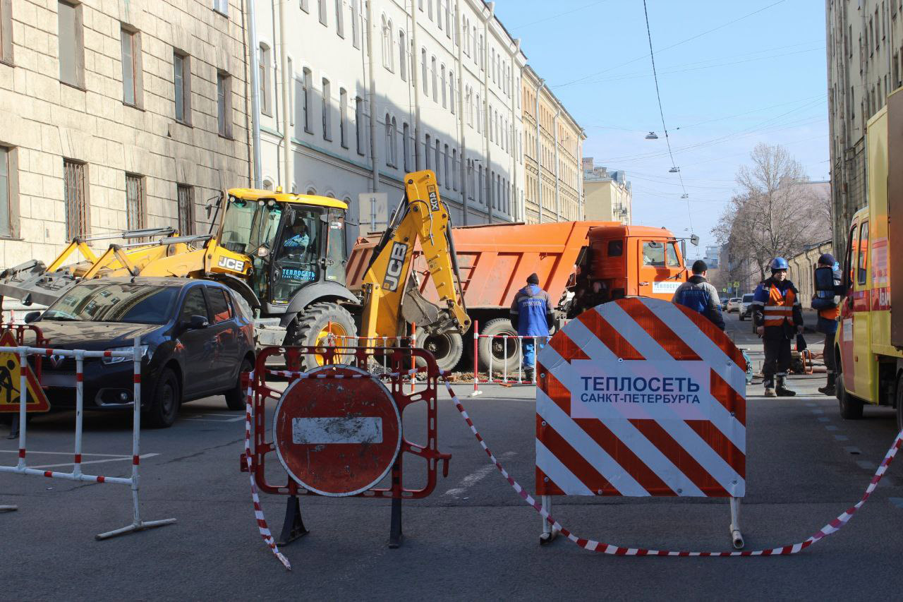Трубу на Курляндской починили, но движение пока ограничено