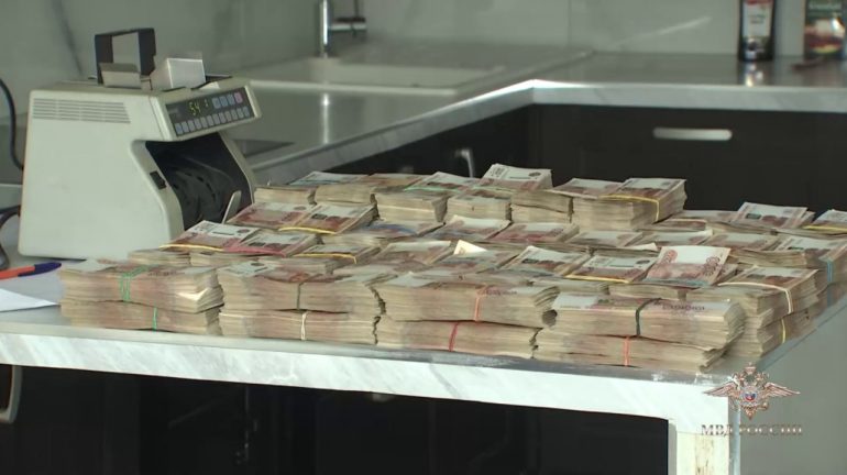 Похититель 1,63 млрд рублей из банка Петербурга рассказал, как вскрыл ячейки