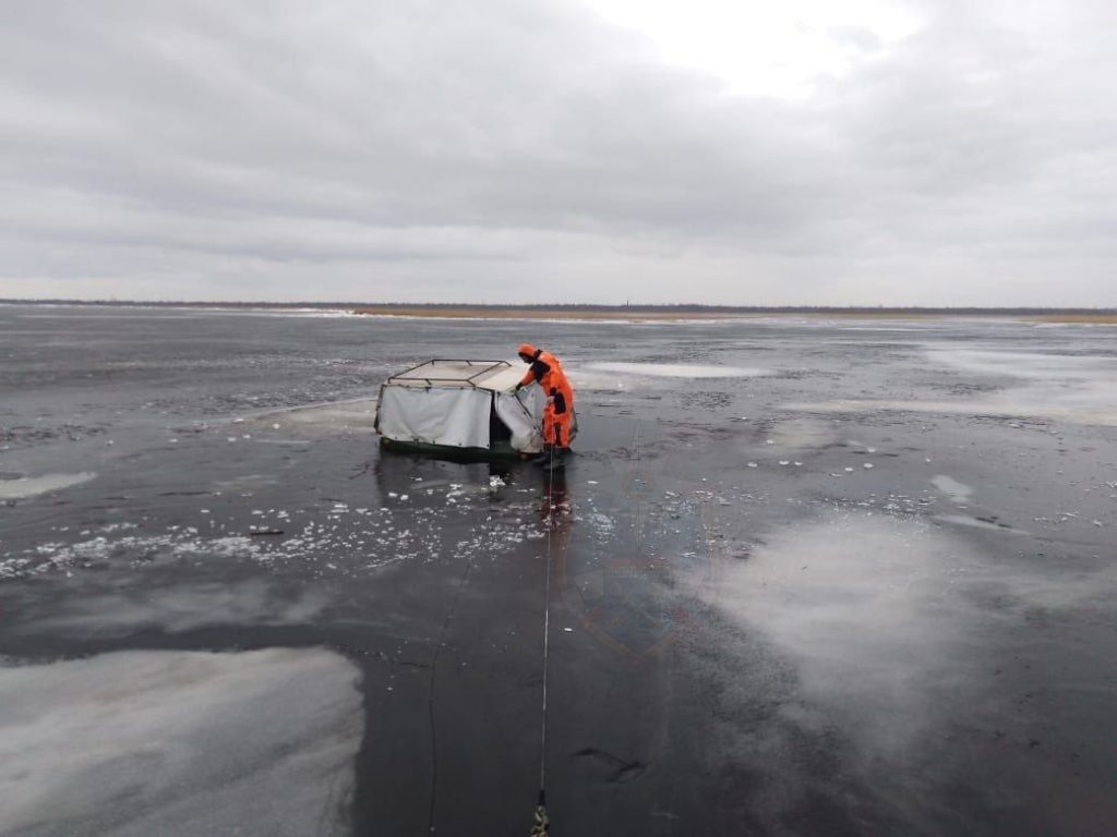 На Ладожском озере двое провалились под лед