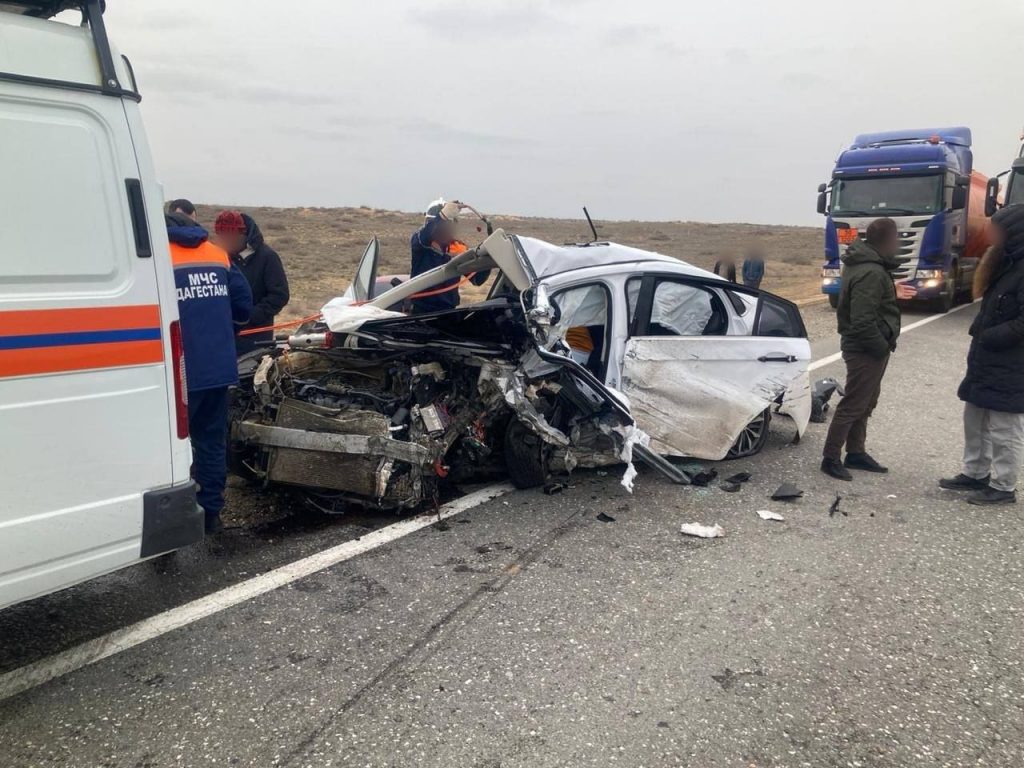 В Дагестане двое насмерть разбились в ДТП с грузовиком﻿