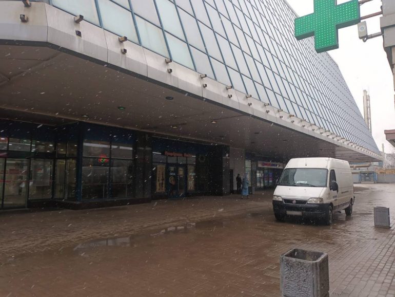 В Петербурге зима потеснила весну и принесла снег