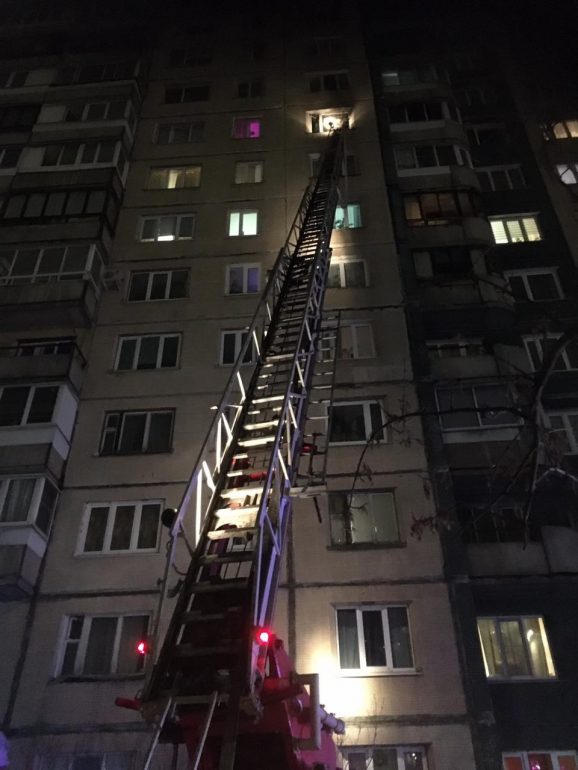 Читатели Мойки78 показали, как тушили пожар в «двушке» на Наставников