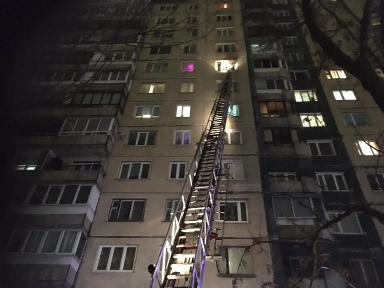 Читатели Мойки78 показали, как тушили пожар в «двушке» на Наставников