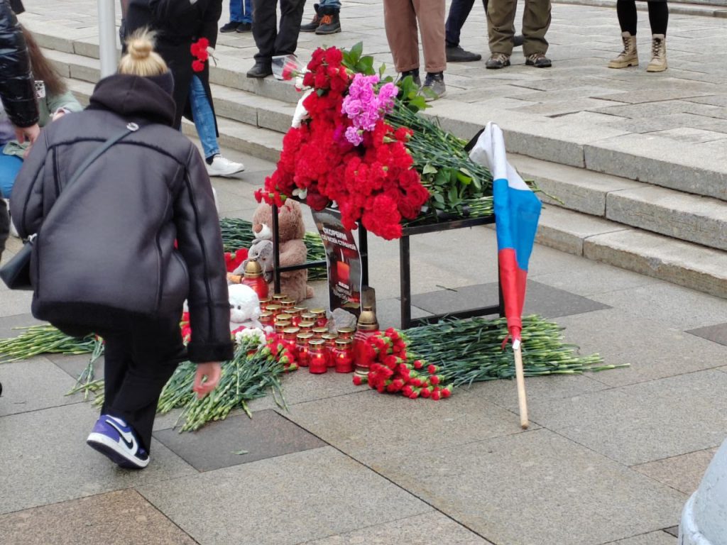 У РНБ выстроилась очередь из желающих возложить цветы в память о погибших в Крокусе