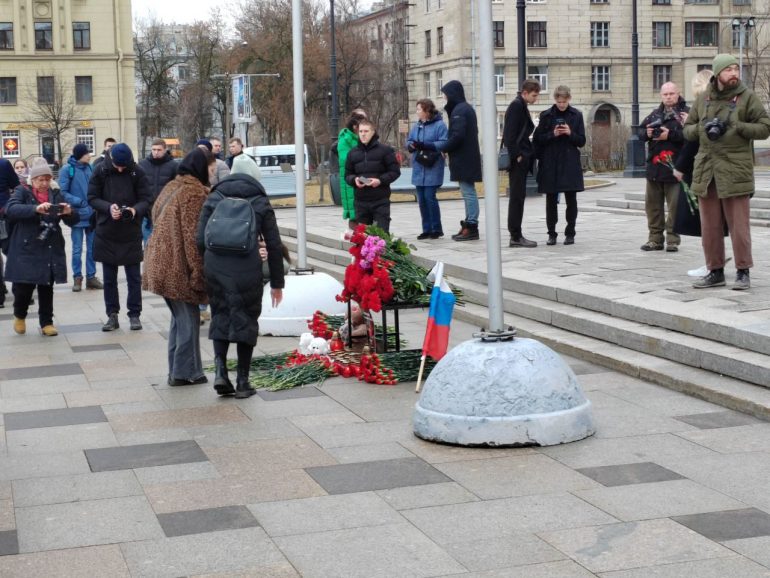 У РНБ выстроилась очередь из желающих возложить цветы в память о погибших в Крокусе