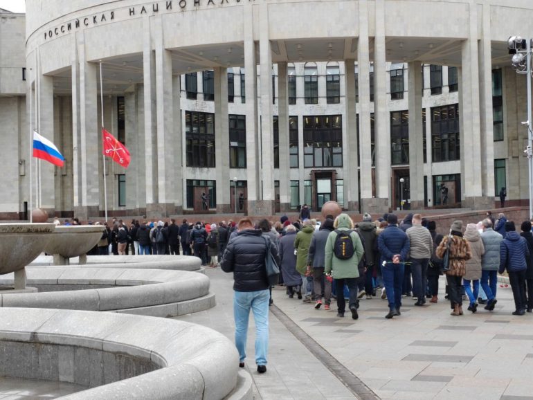 У РНБ выстроилась очередь из желающих возложить цветы в память о погибших в Крокусе