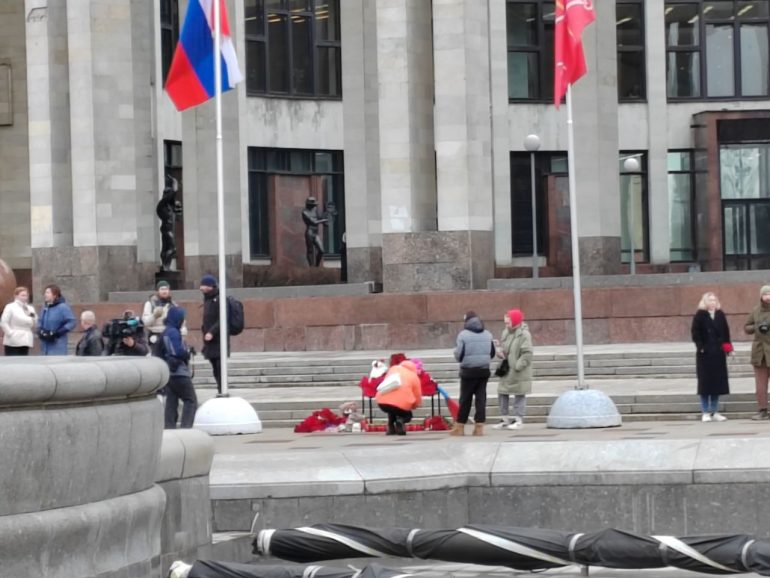 У РНБ выстроилась очередь из желающих возложить цветы в память о погибших в Крокусе