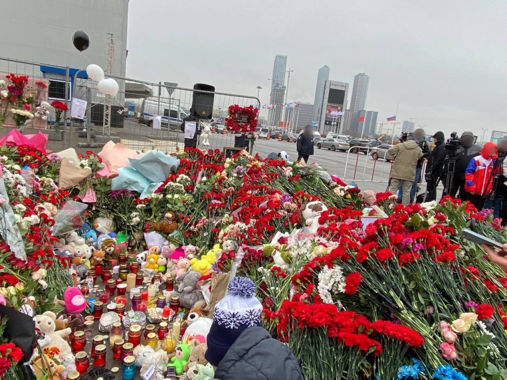 Мемориал жертвам теракта рядом с Крокус Экспо достиг огромных масштабов