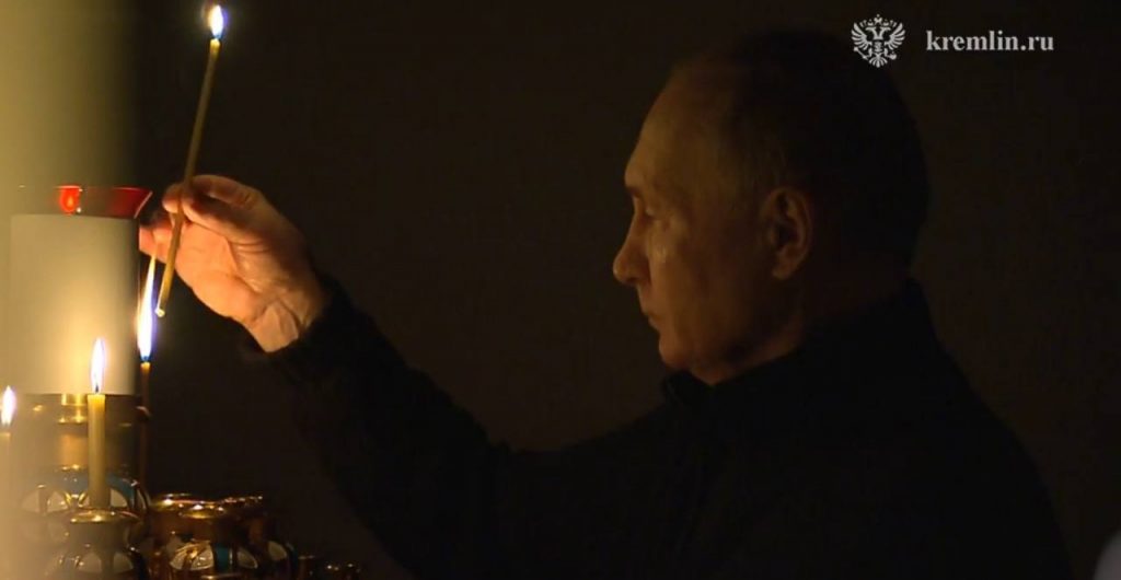 Путин поставил свечу за упокой погибших в Крокусе