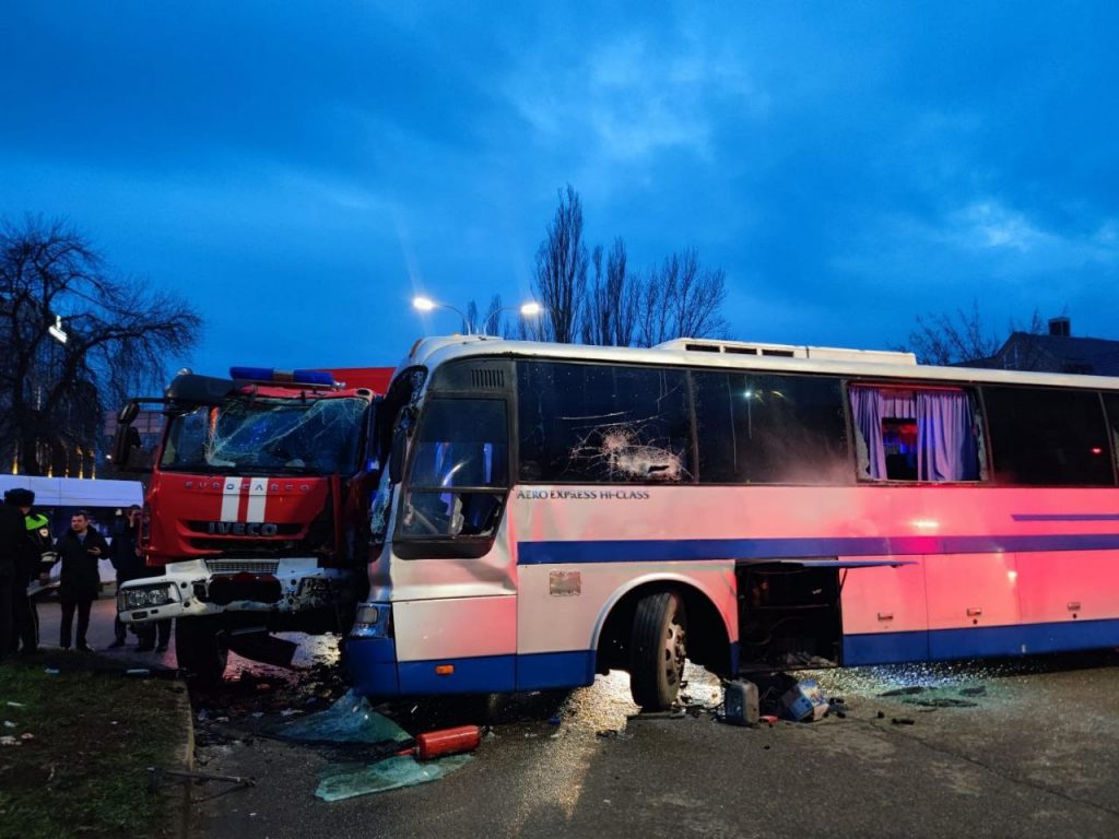 В Пятигорске в ДТП попали автобус с детьми и пожарная машина