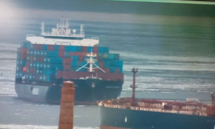 Покидавший Большой порт Петербурга контейнеровоз сел на мель