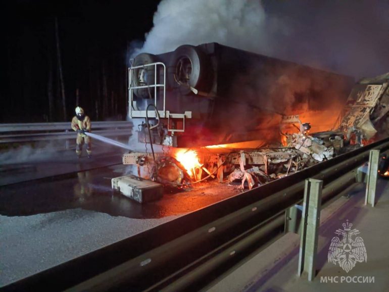 На трассе «Нева» грузовик наехал на ограждение и загорелся