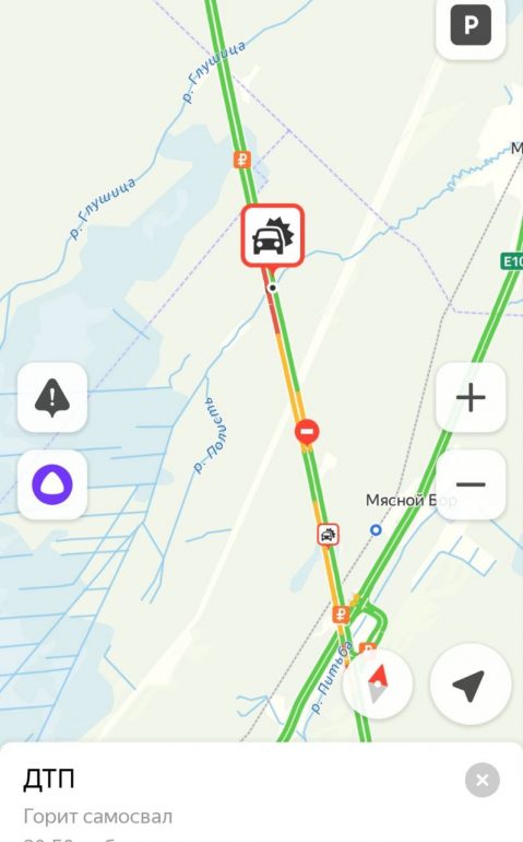 На трассе «Нева» грузовик наехал на ограждение и загорелся