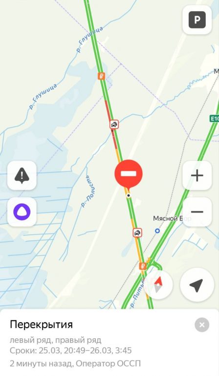 На трассе «Нева» грузовик наехал на ограждение и загорелся