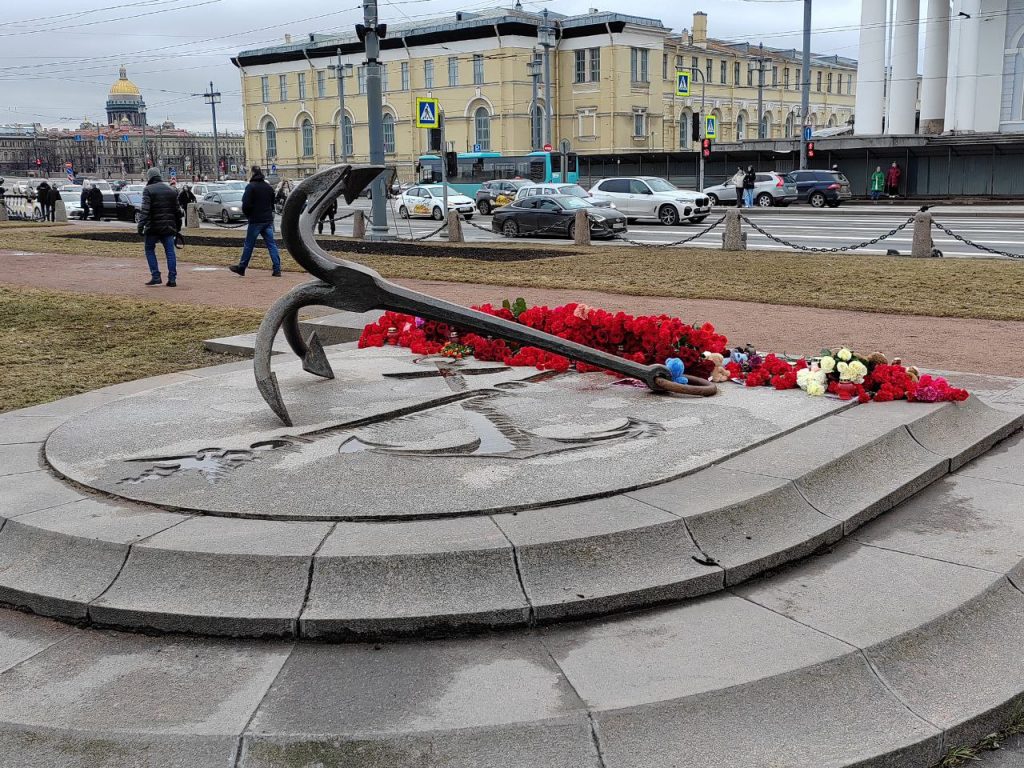 Люди несут цветы к мемориалу жертвам теракта в Крокусе на Стрелке В.О.