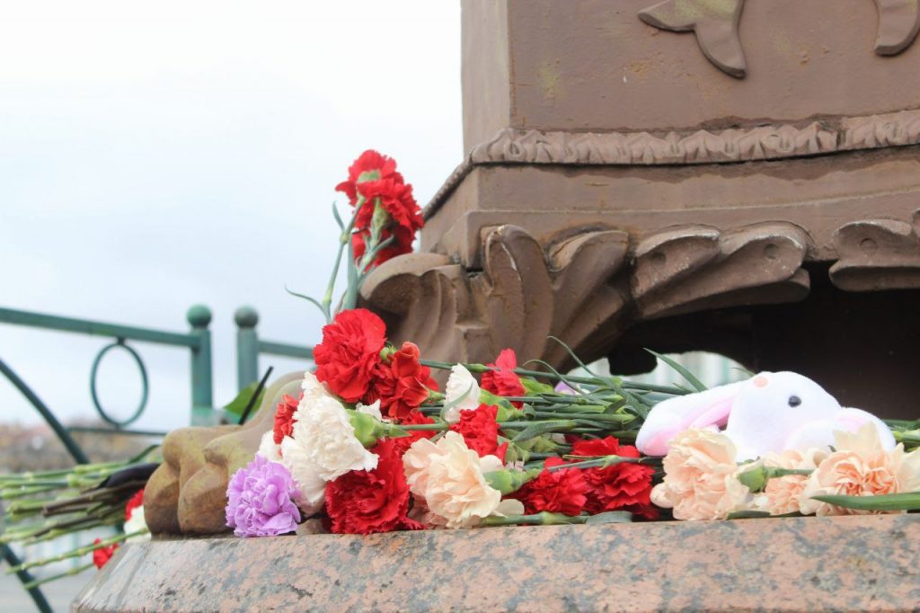У Александровской колонны возник стихийный мемориал жертвам теракта в Крокусе