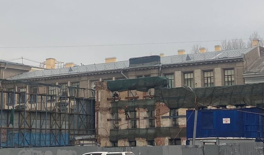 На живописных развалинах Пробирной палаты на Казанской заметили альпинистов