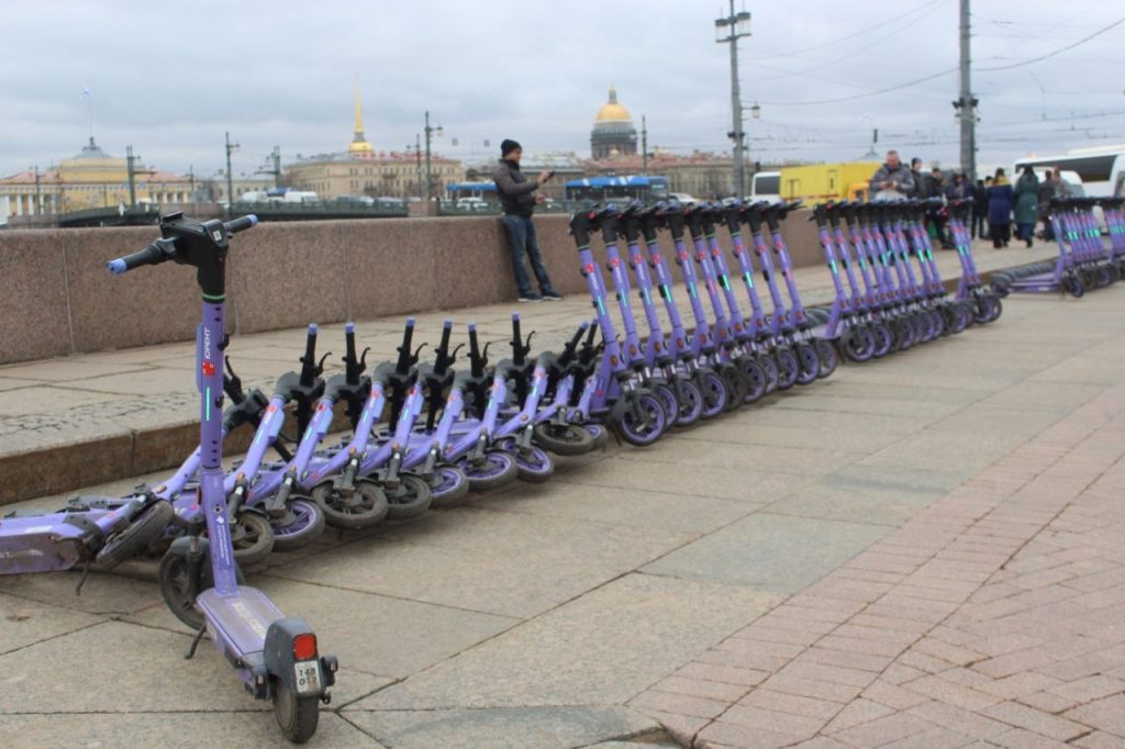 В КИО объяснили, почему в Петербурге нет платных парковок для электросамокатов