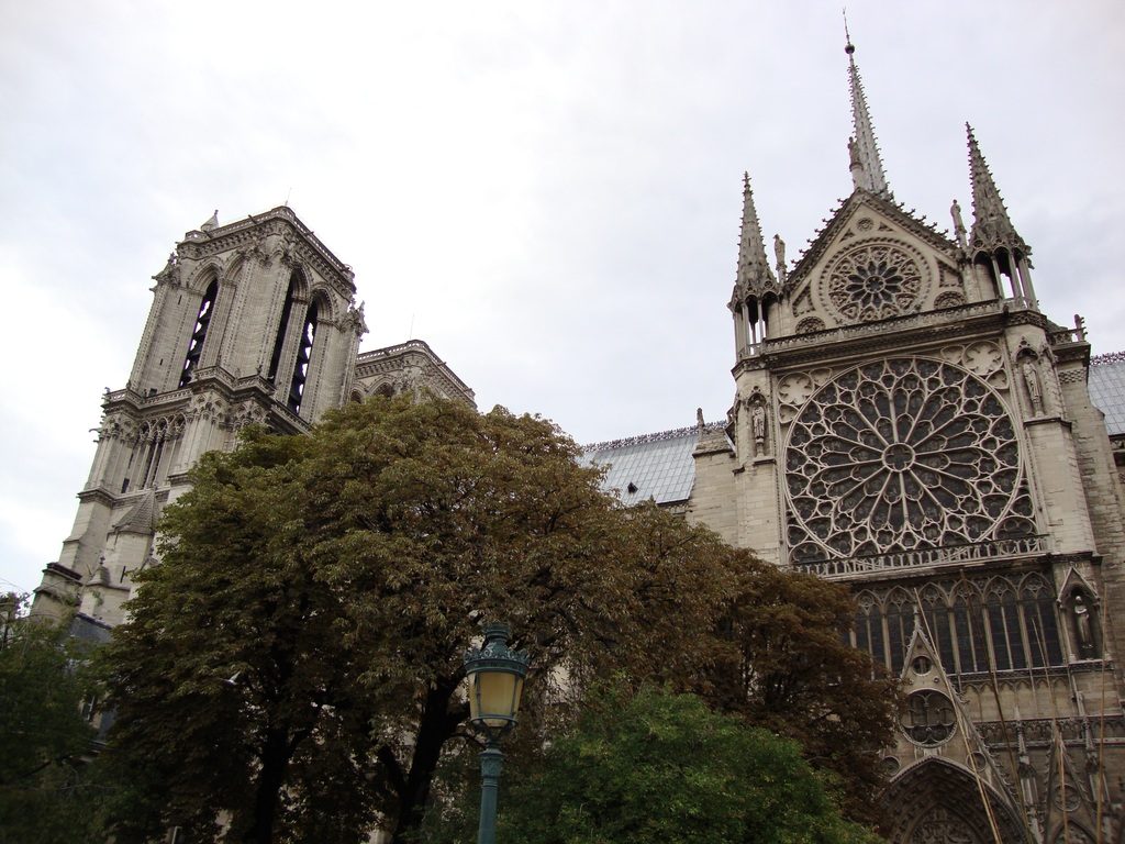 В Париже восстановили уничтоженный пожаром шпиль Нотр-Дама