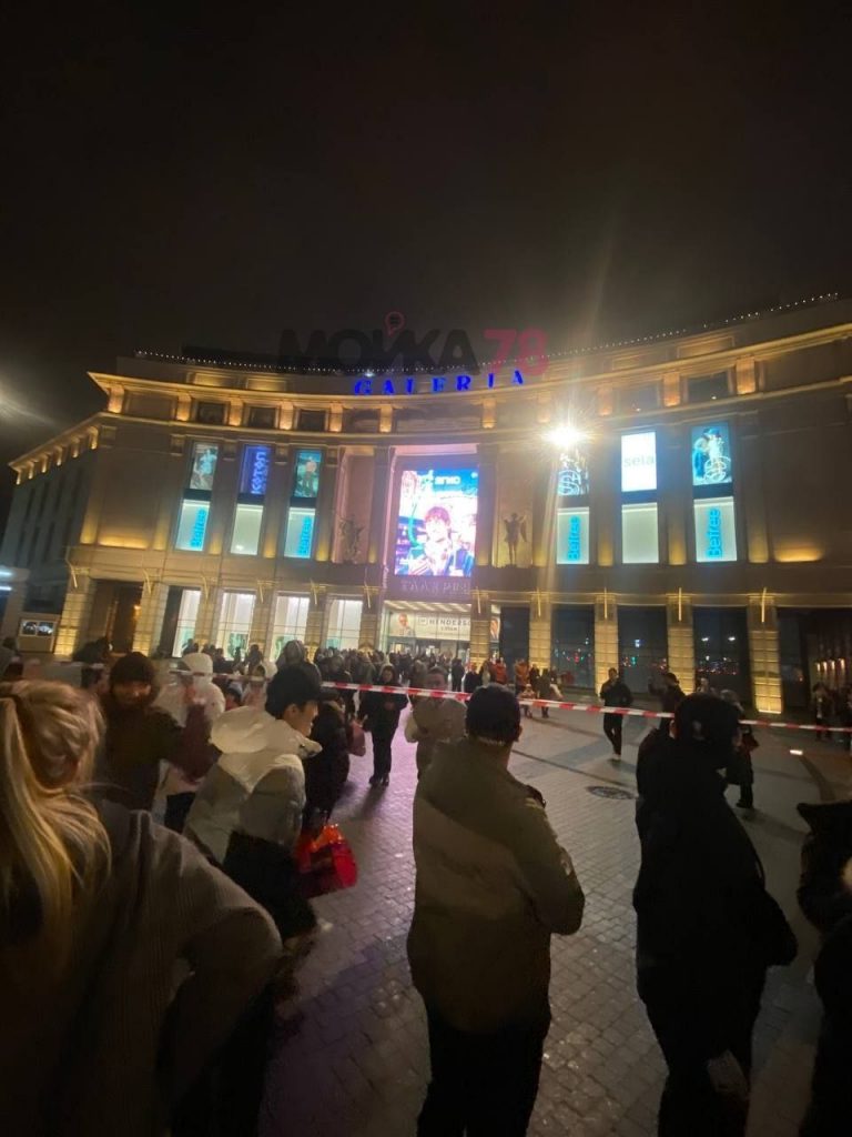 В Петербурге из ТЦ Галерея людей попросили выйти на улицу