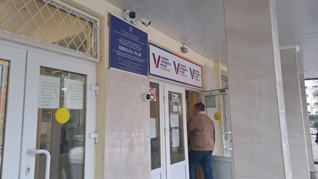 Петербуржцам объяснили появление людей с QR-кодами на избирательных участках