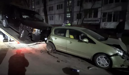 В Брянске пьяный водитель на Land Rover врезался в 9 автомобилей