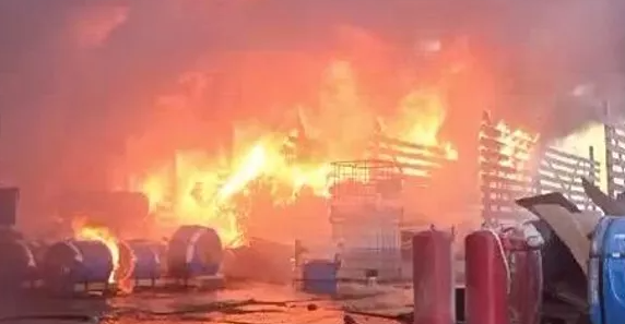 МЧС показало пожар в Раменском на складе с пластиковыми трубами