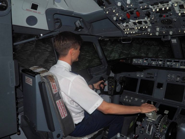 Ионина знакомила подростков из Мариуполя с работой гражданской авиации