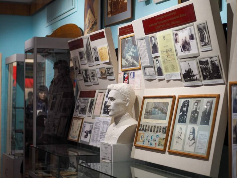 Ионина знакомила подростков из Мариуполя с работой гражданской авиации