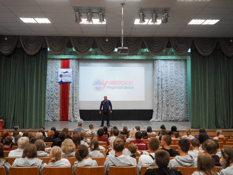 Ионина знакомила подростков из Мариуполя с работой гражданской авиации