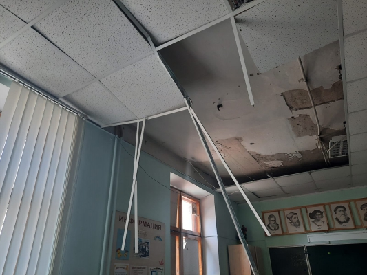 Потолок обрушился в ульяновской гимназии из-за ветра