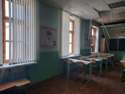 Потолок обрушился в ульяновской гимназии из-за ветра
