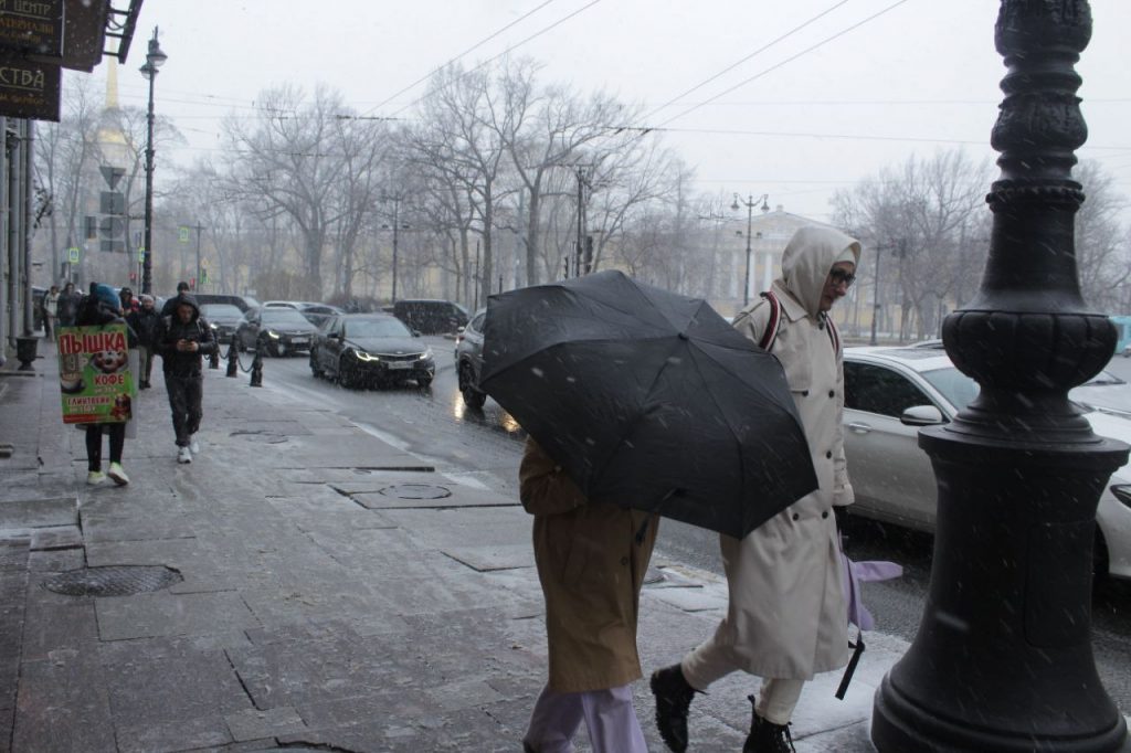 Снег и ветер до 18 м/с задержатся в Петербурге
