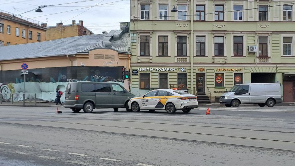 Минивен и такси с брендом Яндекса воткнулись друг в друга на Марата