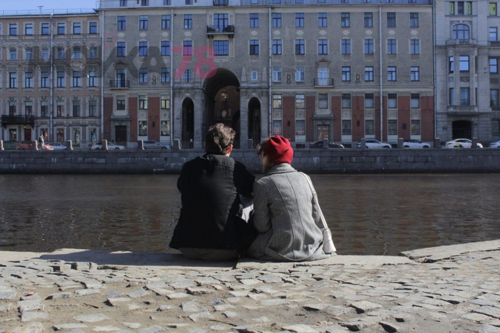 Петербуржцы сели греть спуски к воде на набережных