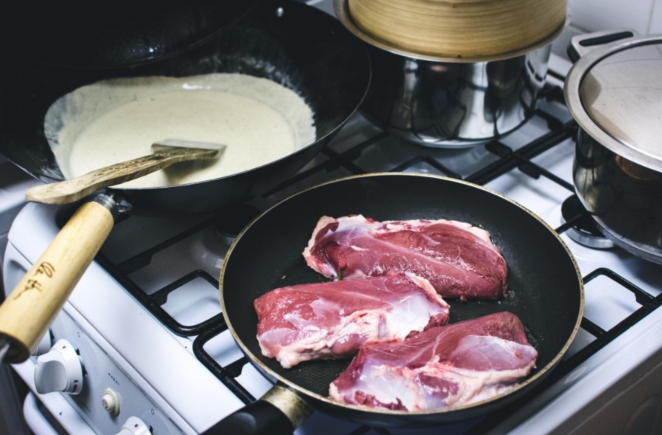 Рост цен на мясо заставил россиян чаще есть свинину