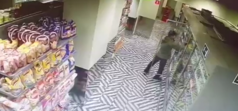 Суд отправил в колонию серийного похитителя шампуней и еды из магазина на Коммуны