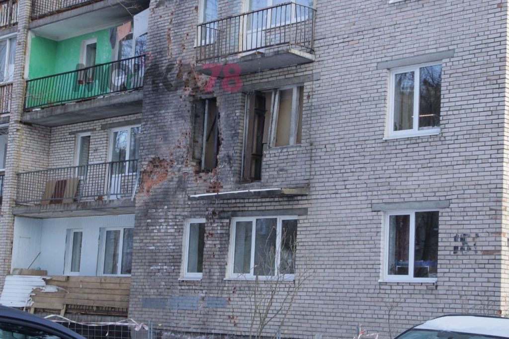 Квартира на Пискаревском после взрыва БПЛА стоит без окон, компенсации хватает на кухню, дверь и шкаф