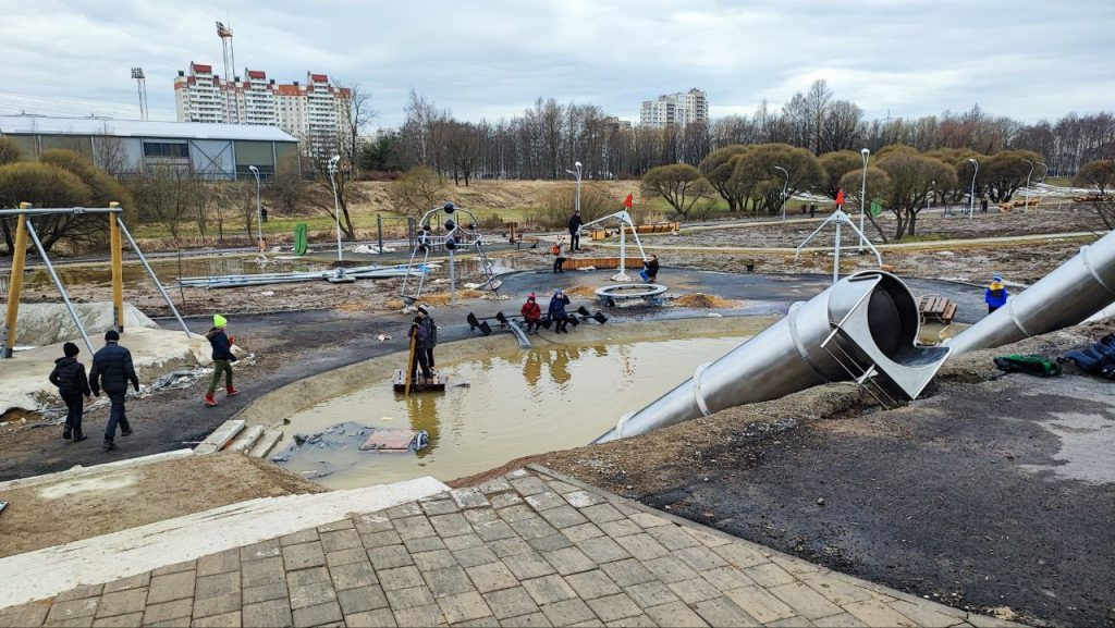 Дети пробрались в ремонтируемую часть Муринского парка и плавают на плоту