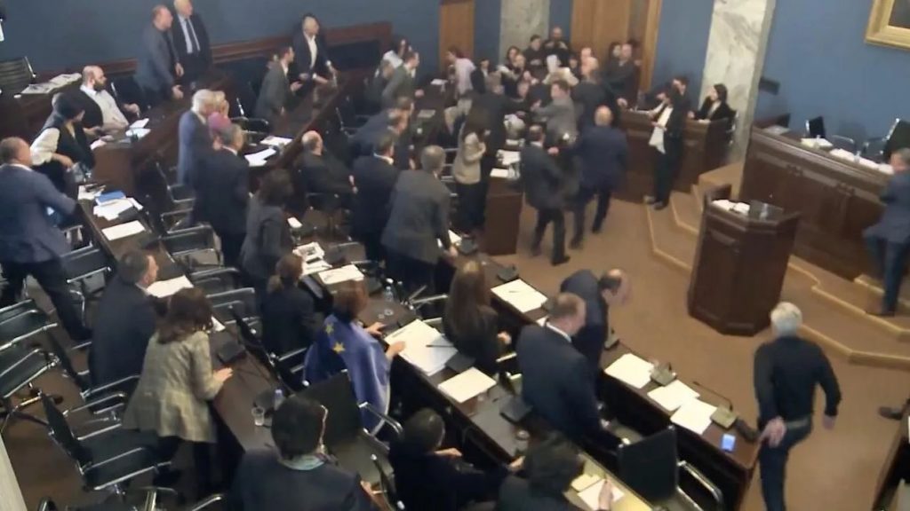 В Грузии депутаты подрались при обсуждении закона об иноагентах