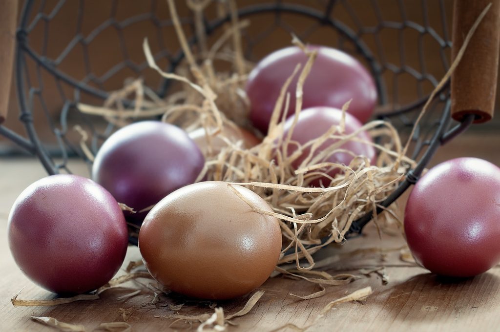 Можно ли хранить пасхальные крашеные яйца до конца лета