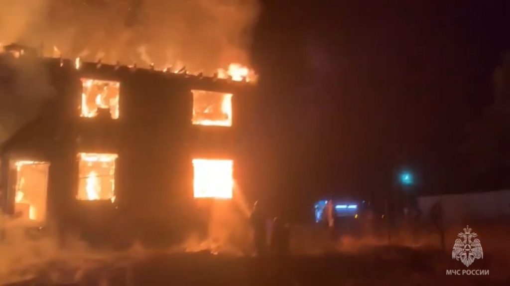 Пожар в частном доме унес жизни трех жителей Красноярского края
