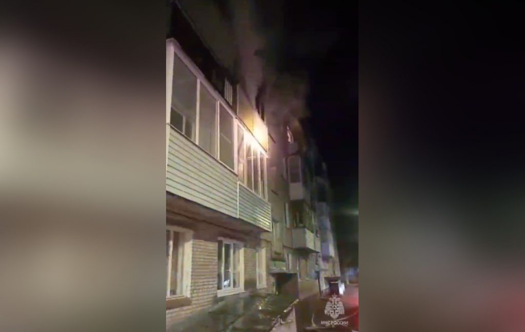 В Волхове из горящего дома МЧС спасло 11 жильцов 