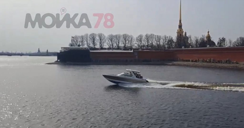Байдарки, гидроциклы и катера открыли сезон навигации в Петербурге
