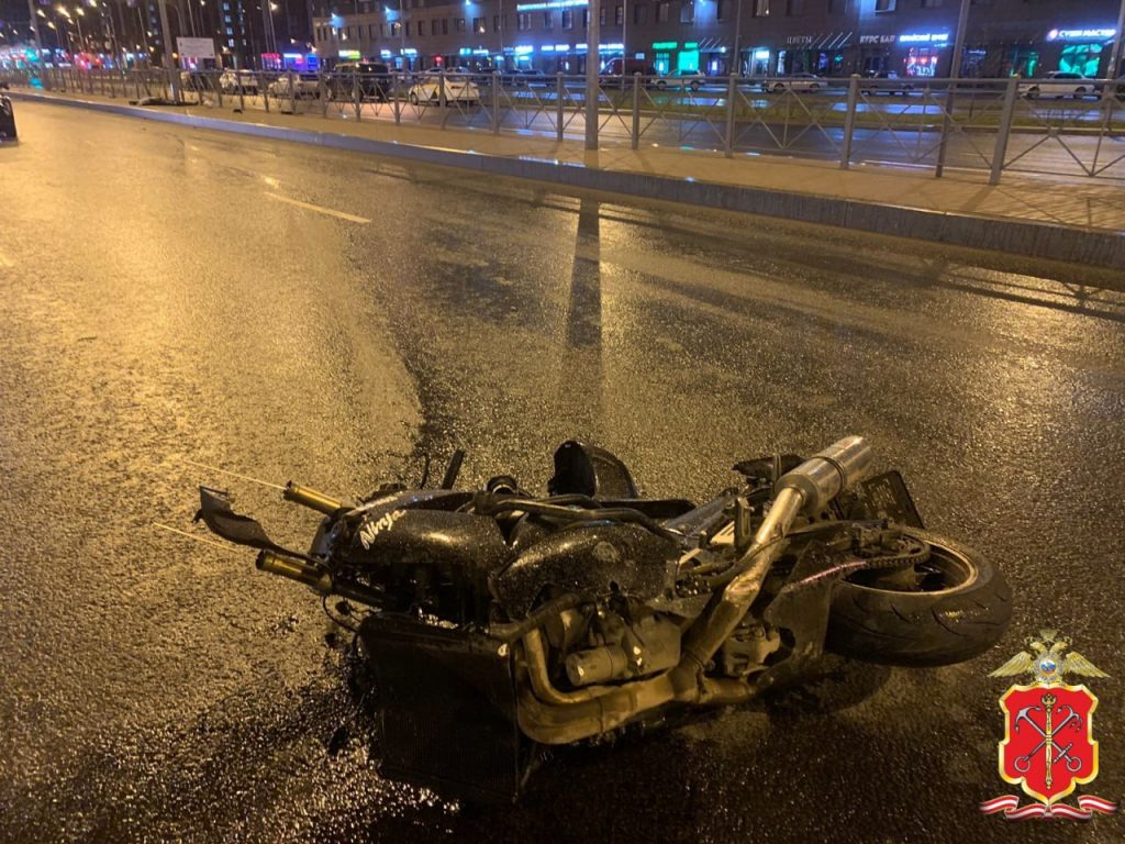 На Комендантском мотоциклист погиб в ДТП с иномаркой