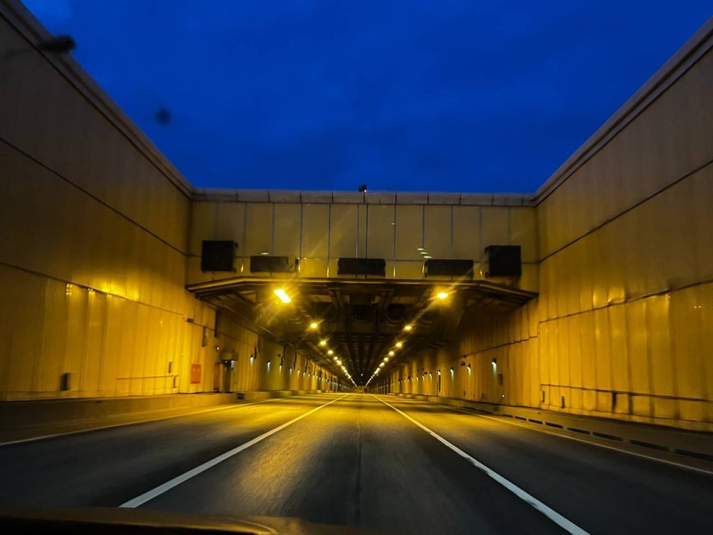 В тоннеле дамбы Петербурга водителям ограничили движение 