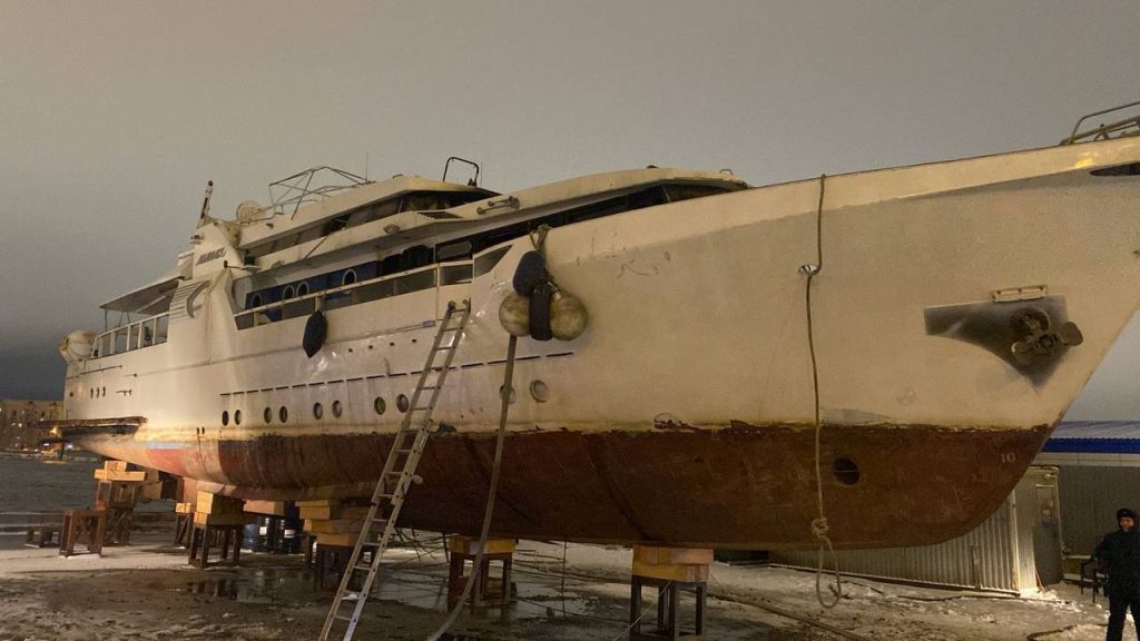На Обуховской Обороны тушили пожар в 28-метровой яхте