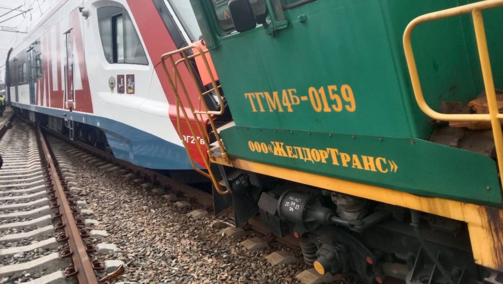 Поезд «Иволга» столкнулся с тепловозом при выезде из депо в Подмосковье