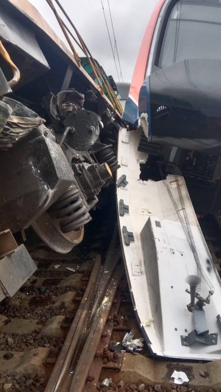 Поезд «Иволга» столкнулся с тепловозом при выезде из депо в Подмосковье