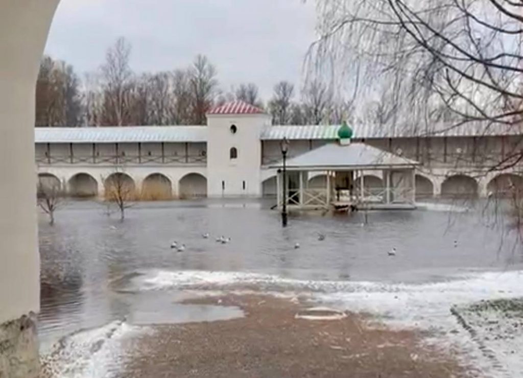 Большая вода затопила Тихвинский монастырь